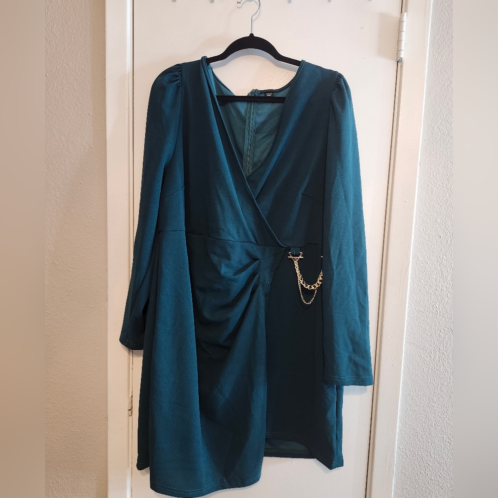SHEIN Green Long Sleeve Dress with Chain Accent